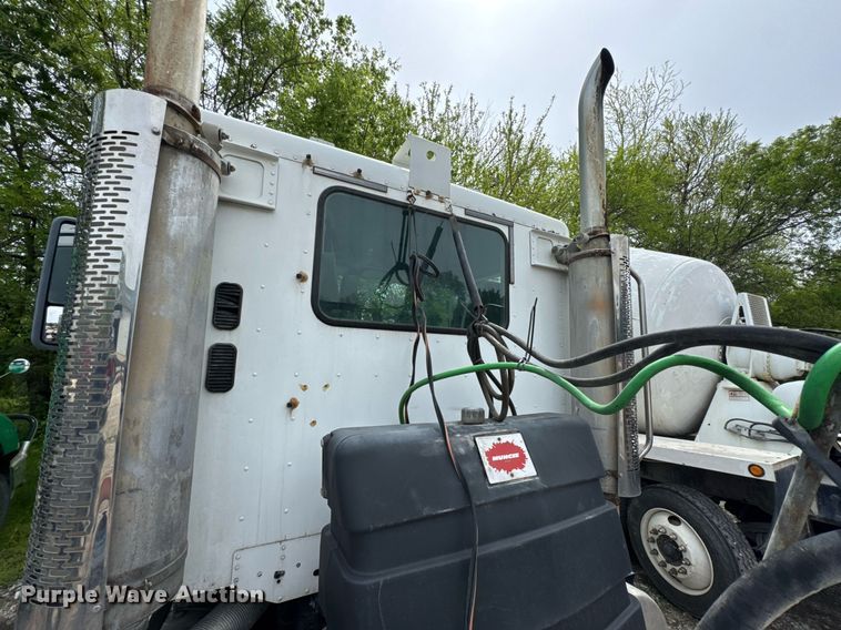 image for item DO0968 2007 Freightliner Columbia semi truck