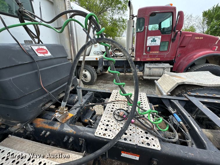 image for item DO0968 2007 Freightliner Columbia semi truck