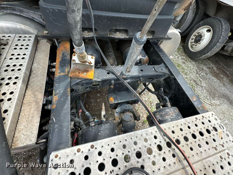 image for item DO0968 2007 Freightliner Columbia semi truck