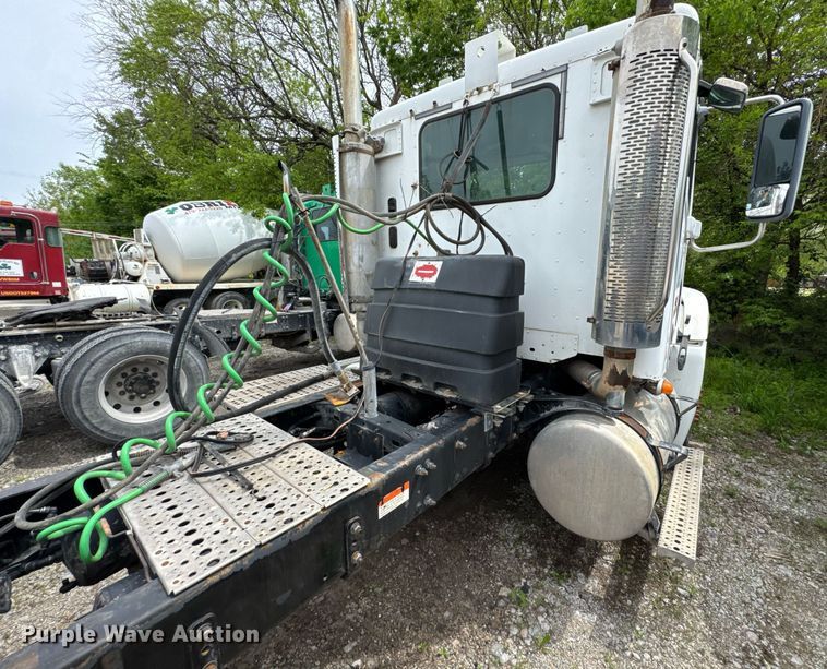 image for item DO0968 2007 Freightliner Columbia semi truck
