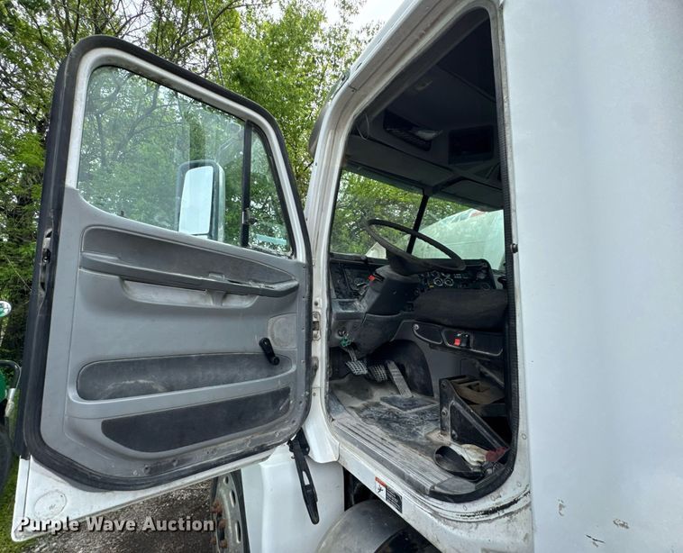 image for item DO0968 2007 Freightliner Columbia semi truck