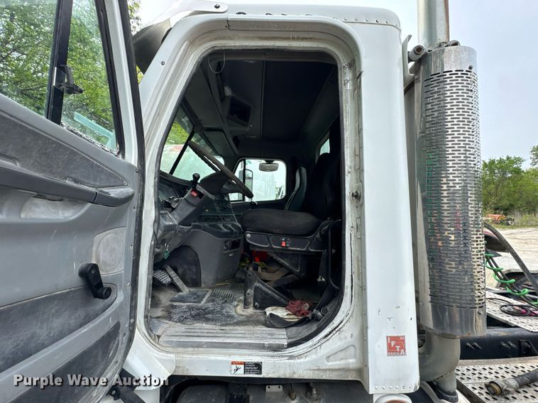 image for item DO0968 2007 Freightliner Columbia semi truck