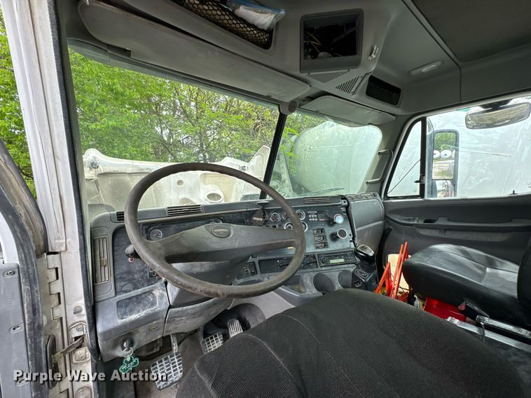 image for item DO0968 2007 Freightliner Columbia semi truck