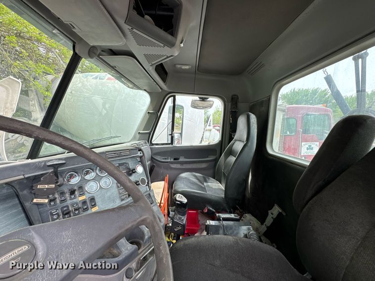 image for item DO0968 2007 Freightliner Columbia semi truck