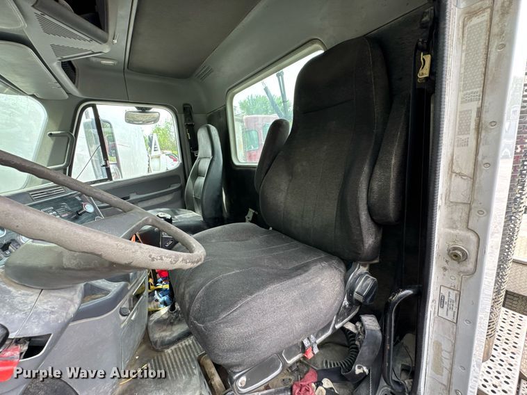 image for item DO0968 2007 Freightliner Columbia semi truck