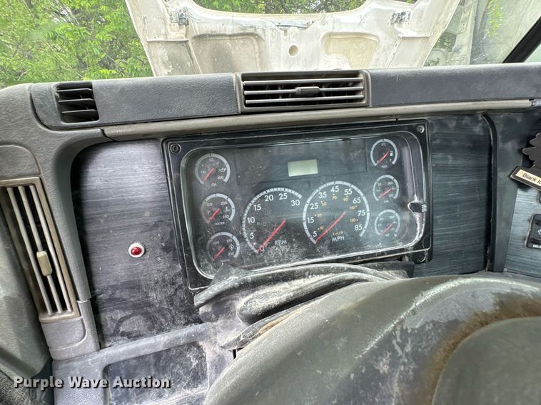 image for item DO0968 2007 Freightliner Columbia semi truck