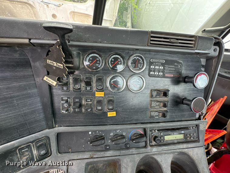 image for item DO0968 2007 Freightliner Columbia semi truck