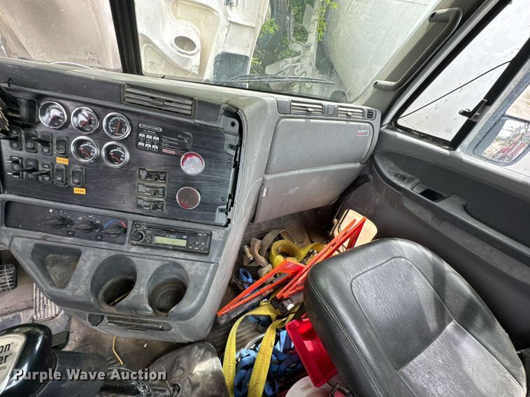 image for item DO0968 2007 Freightliner Columbia semi truck
