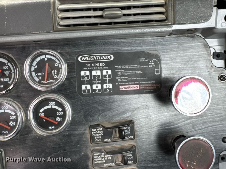 image for item DO0968 2007 Freightliner Columbia semi truck