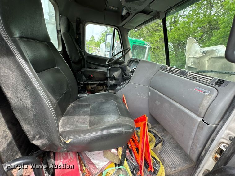 image for item DO0968 2007 Freightliner Columbia semi truck