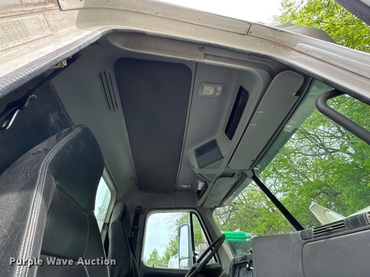 image for item DO0968 2007 Freightliner Columbia semi truck