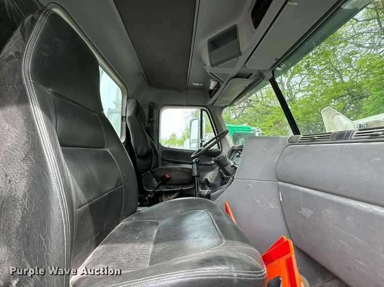 image for item DO0968 2007 Freightliner Columbia semi truck