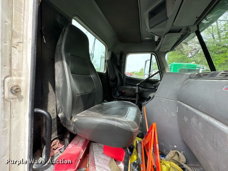 image for item DO0968 2007 Freightliner Columbia semi truck