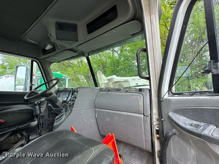 image for item DO0968 2007 Freightliner Columbia semi truck