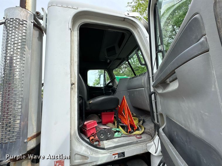 image for item DO0968 2007 Freightliner Columbia semi truck