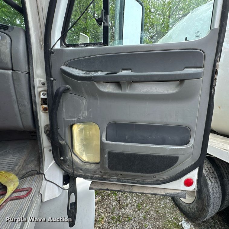 image for item DO0968 2007 Freightliner Columbia semi truck