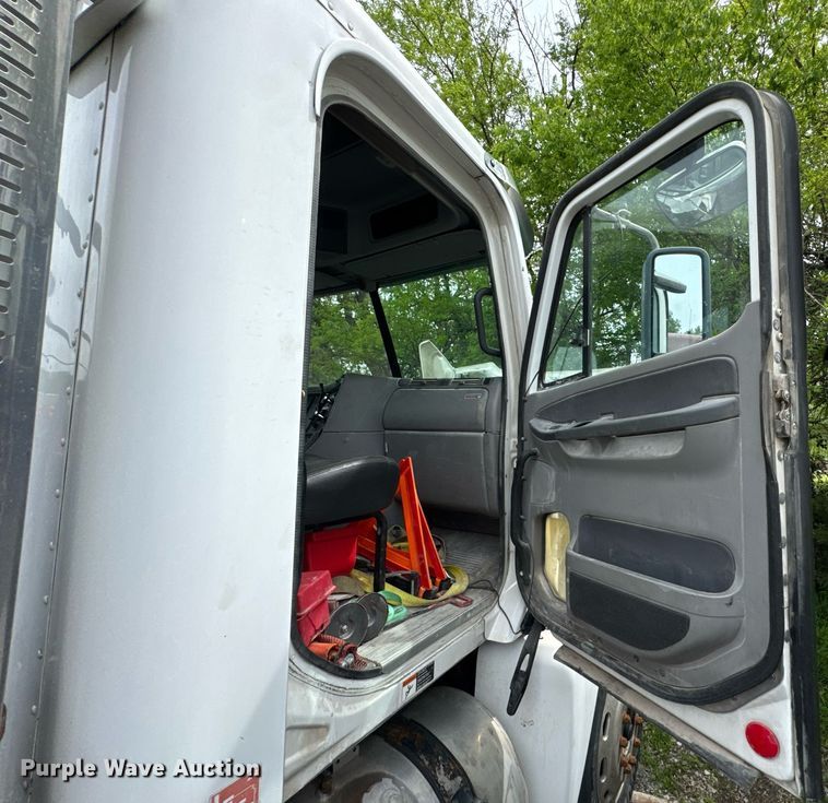 image for item DO0968 2007 Freightliner Columbia semi truck