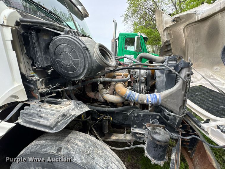 image for item DO0968 2007 Freightliner Columbia semi truck