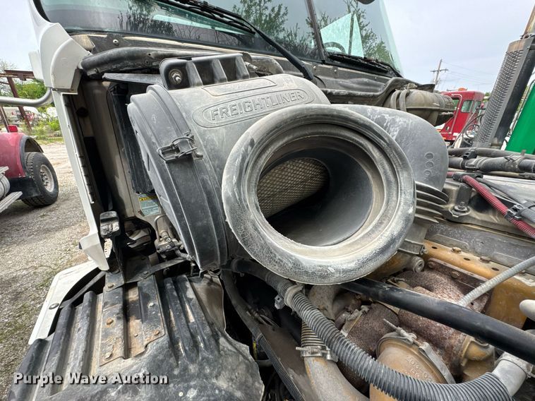 image for item DO0968 2007 Freightliner Columbia semi truck