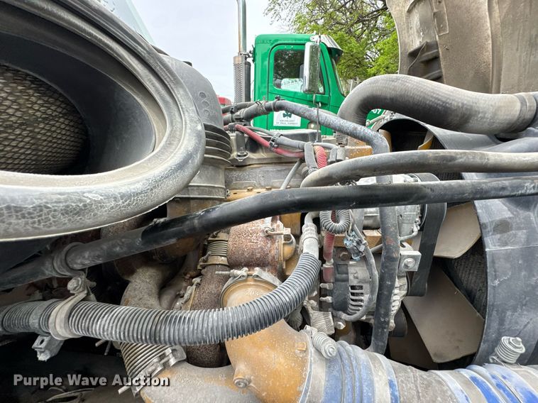 image for item DO0968 2007 Freightliner Columbia semi truck