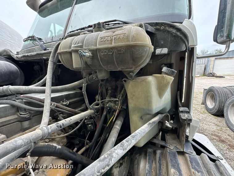 image for item DO0968 2007 Freightliner Columbia semi truck