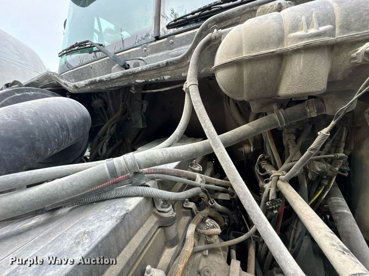 image for item DO0968 2007 Freightliner Columbia semi truck