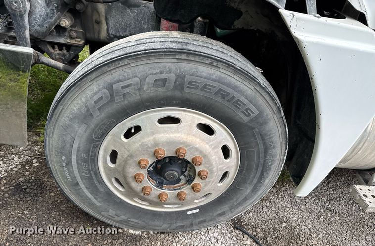 image for item DO0968 2007 Freightliner Columbia semi truck