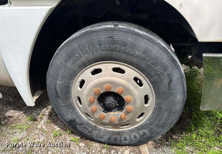 image for item DO0968 2007 Freightliner Columbia semi truck