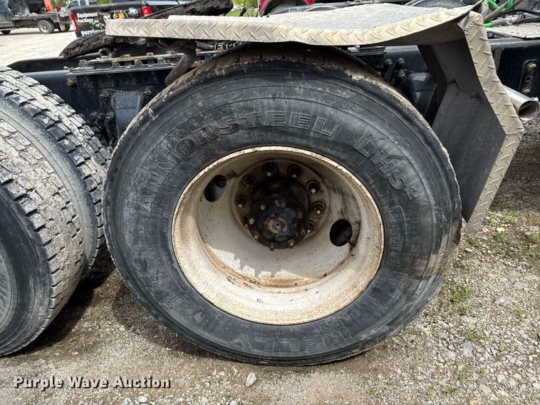 image for item DO0968 2007 Freightliner Columbia semi truck