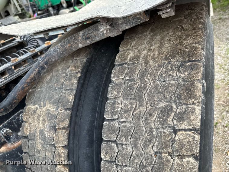 image for item DO0968 2007 Freightliner Columbia semi truck