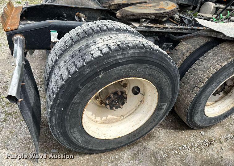 image for item DO0968 2007 Freightliner Columbia semi truck