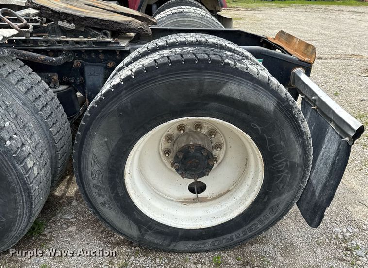 image for item DO0968 2007 Freightliner Columbia semi truck