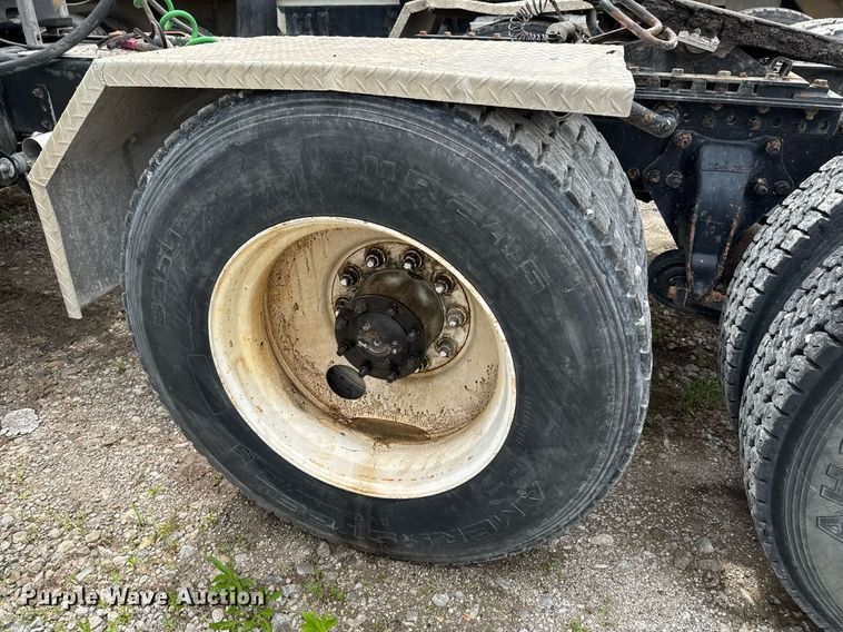 image for item DO0968 2007 Freightliner Columbia semi truck