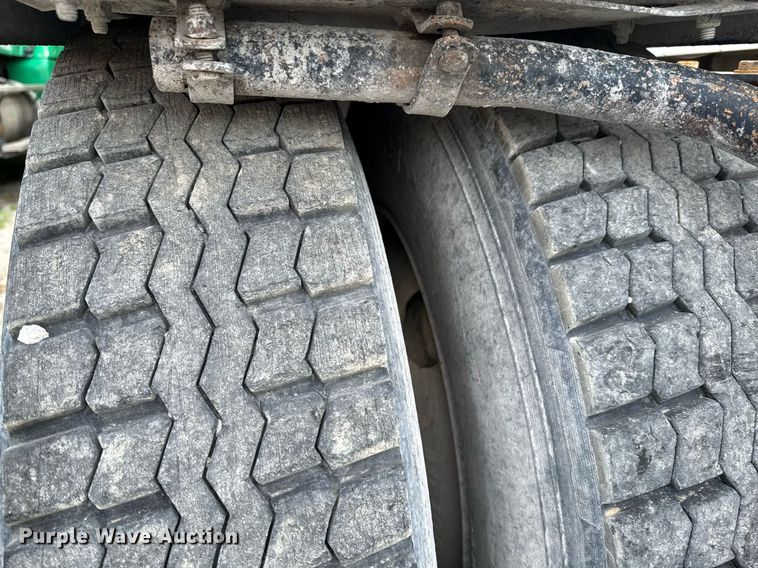 image for item DO0968 2007 Freightliner Columbia semi truck