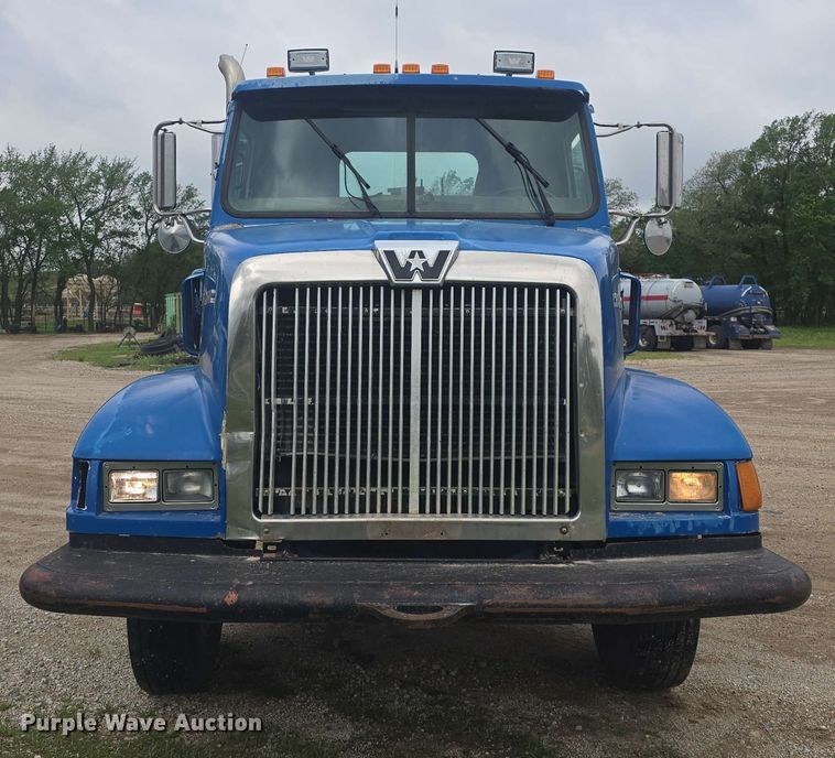 image for item DO7923 1999 Western Star 5900 semi truck