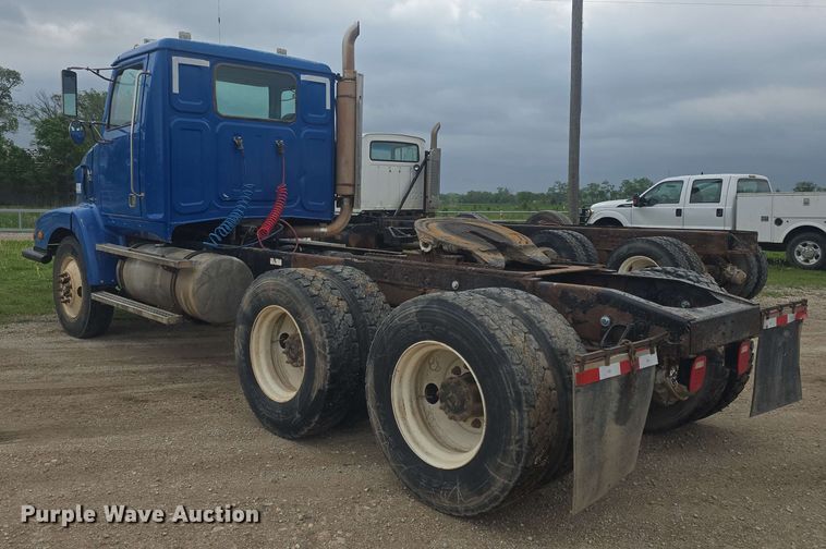 image for item DO7923 1999 Western Star 5900 semi truck