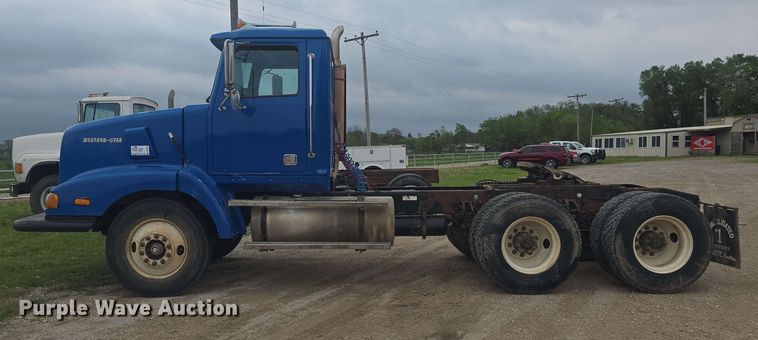 image for item DO7923 1999 Western Star 5900 semi truck