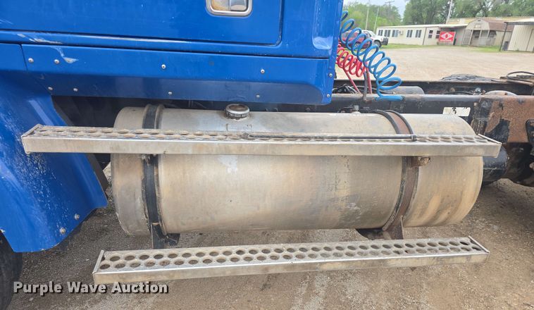 image for item DO7923 1999 Western Star 5900 semi truck