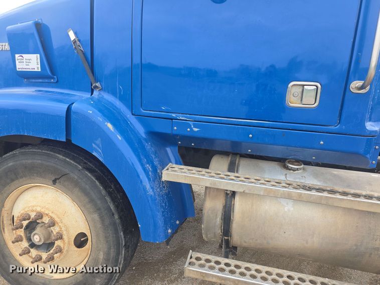 image for item DO7923 1999 Western Star 5900 semi truck