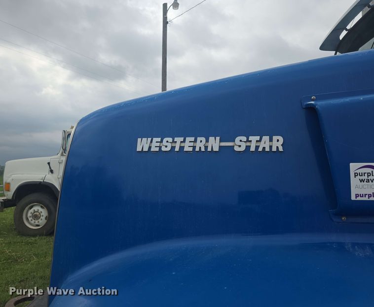 image for item DO7923 1999 Western Star 5900 semi truck