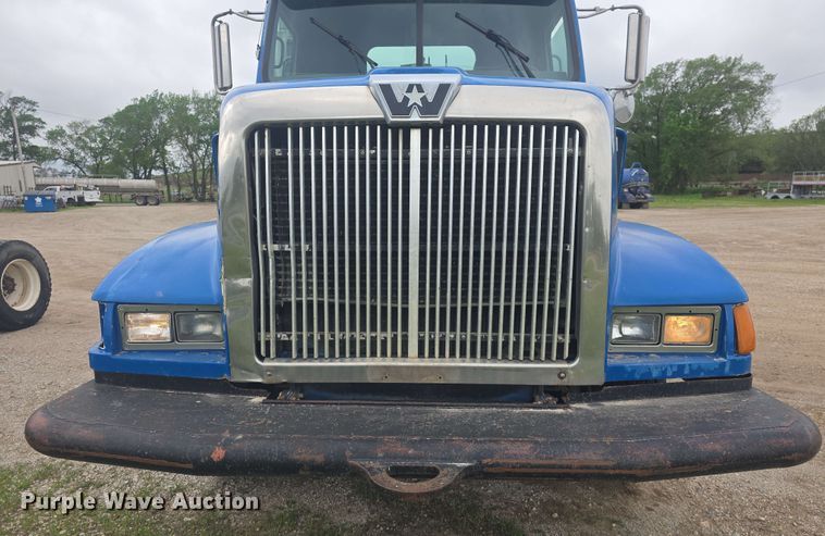 image for item DO7923 1999 Western Star 5900 semi truck