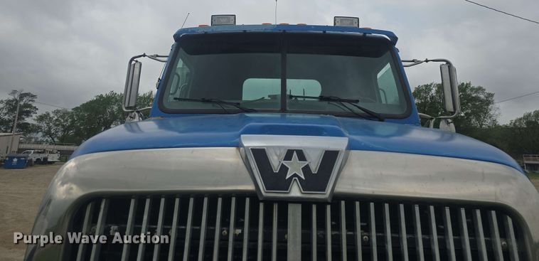 image for item DO7923 1999 Western Star 5900 semi truck