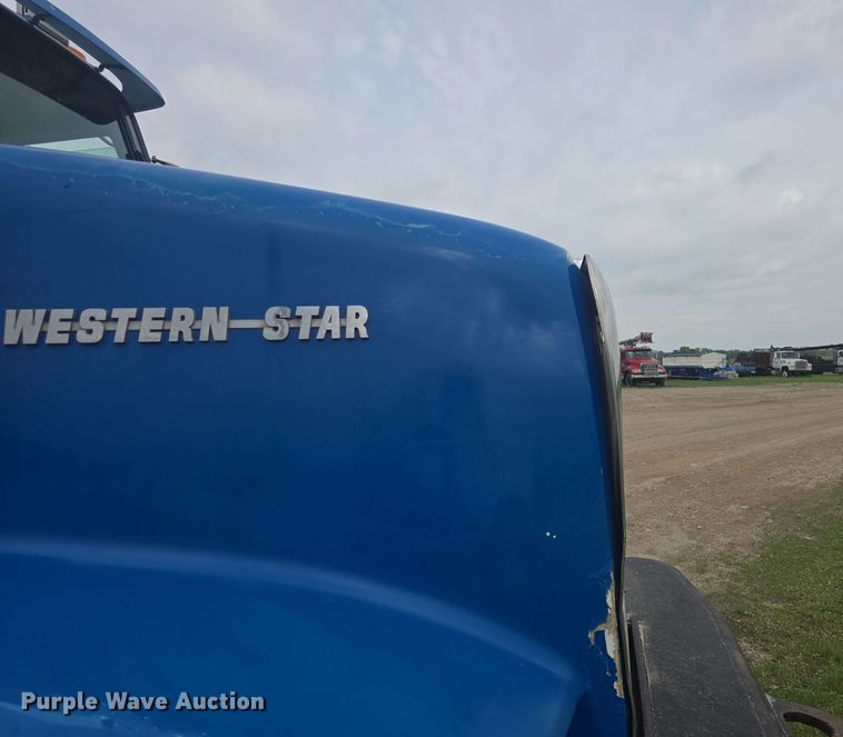 image for item DO7923 1999 Western Star 5900 semi truck