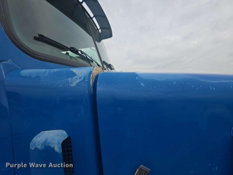 image for item DO7923 1999 Western Star 5900 semi truck