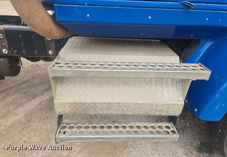 image for item DO7923 1999 Western Star 5900 semi truck