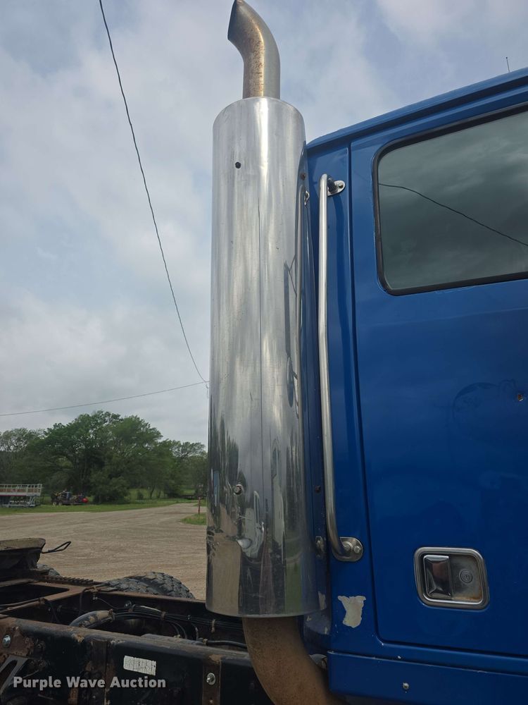 image for item DO7923 1999 Western Star 5900 semi truck