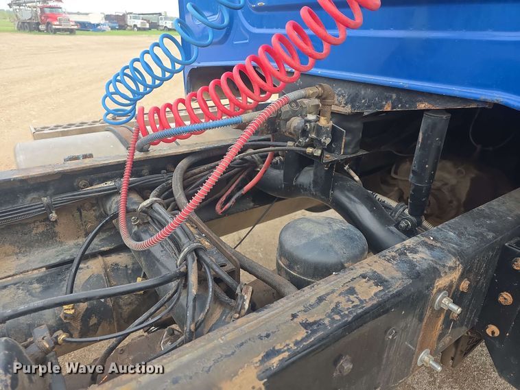 image for item DO7923 1999 Western Star 5900 semi truck