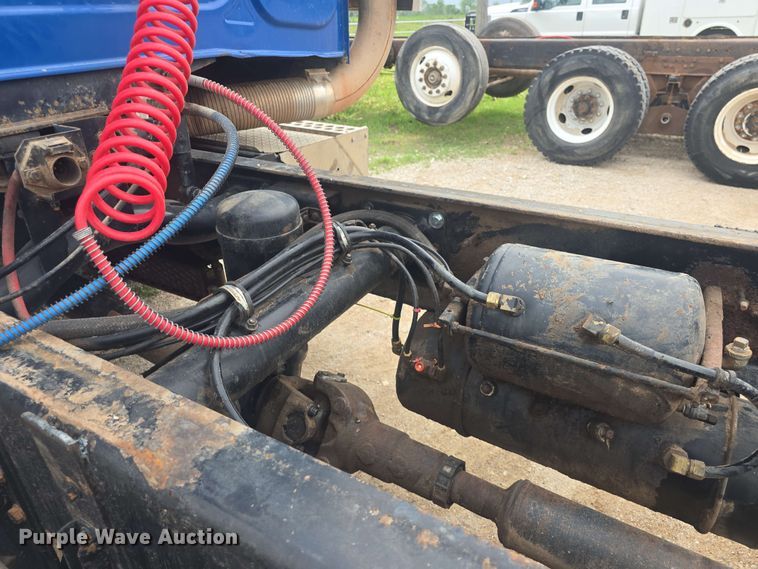 image for item DO7923 1999 Western Star 5900 semi truck