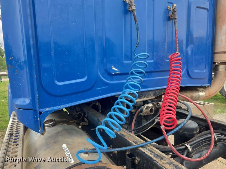 image for item DO7923 1999 Western Star 5900 semi truck