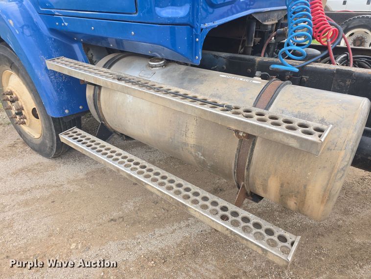 image for item DO7923 1999 Western Star 5900 semi truck